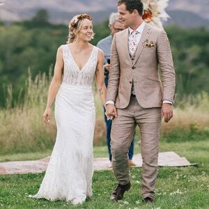 Forte Ivory Lace V-Neck Wedding Dress US2 - Vow’d